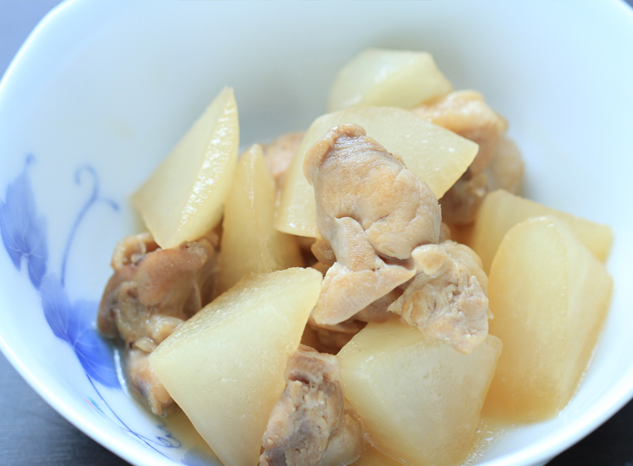 万能くろ酢たれで鶏肉と大根の煮物